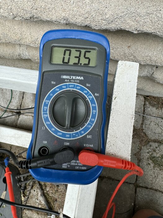 Multimeter som visar 0.35 Ohm.