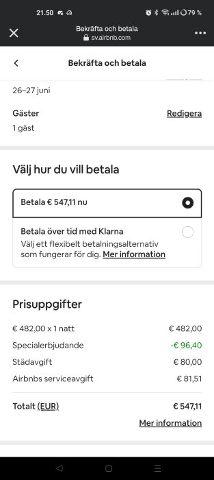 Prisuppgifter från Airbnb-bokning: €482 för 1 natt, -€96,40 specialerbjudande, €80 städavgift, €81,51 serviceavgift, totalt €547,11.