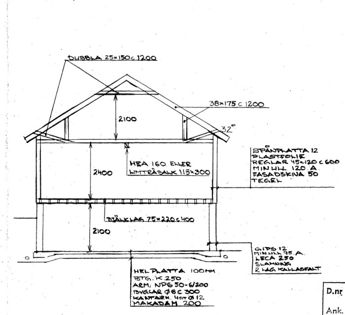 Ritning av en husstruktur i genomskärning som visar våningshöjder, takkonstruktion, materialbeskrivningar och stödjande balkar.