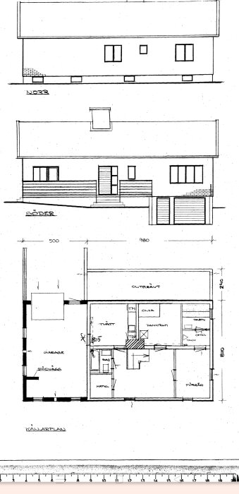 Byggnadsritning av ett hus byggt 1952 med utbyggt garage och vardagsrum till vänster om köket, sett från norr och söder. Huset består av källare, entreplan och vindsplan.