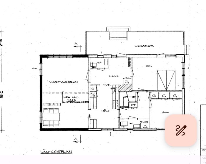 Planskiss för hus med kök, vardagsrum, hall, WC, sovrum, veranda och limträbalk markerad mellan kök och vardagsrum.