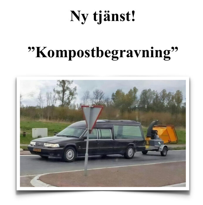 Begravningsbil som drar en släpkärra med en kompostkvarn på en väg, med texten "Ny tjänst! Kompostbegravning" ovanför.