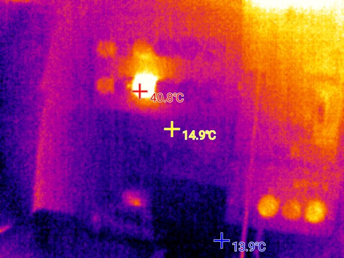 Termisk bild av elcentral, visar temperaturer från 13,9°C till 40,8°C med olika färgtoner.