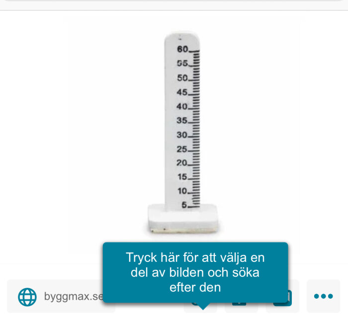 En vit plastdistanser med en måttskala upp till 60 cm används för att kontrollera nivå och jämnhet vid byggprojekt.