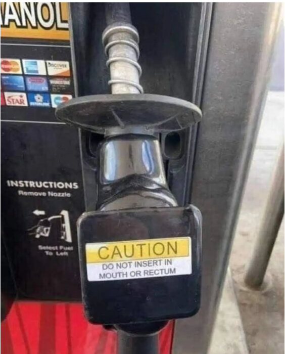 Bild av en bränslepumpmunstycke med en varningsskylt: "Caution: Do not insert in mouth or rectum".