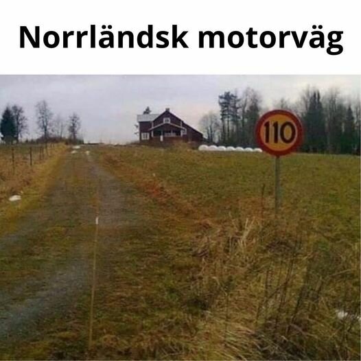 Grusväg med hastighetsskylt på 110 km/h, med texten "Norrländsk motorväg" överst och ett ensamt hus i bakgrunden.