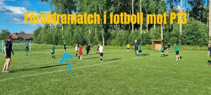 Fotbollsmatch mellan föräldrar och barn på en gräsplan med skog i bakgrunden, texten "Föräldramatch i fotboll mot P13" syns överst på bilden.