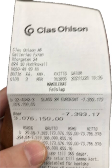 Ett foto av ett kvitto från Clas Ohlson, med ett negativt belopp på över tre miljoner kronor och texten "SLAGD ZN BRUTKONT".