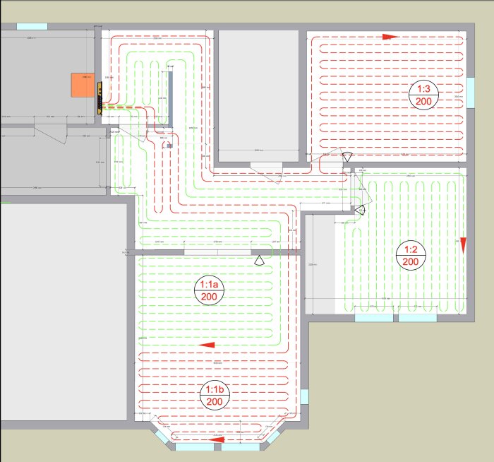 Planritning för golvvärmeledningar i flera rum, markerade med röda och gröna linjer, och fördelarskåpet placerat vid en trappa.