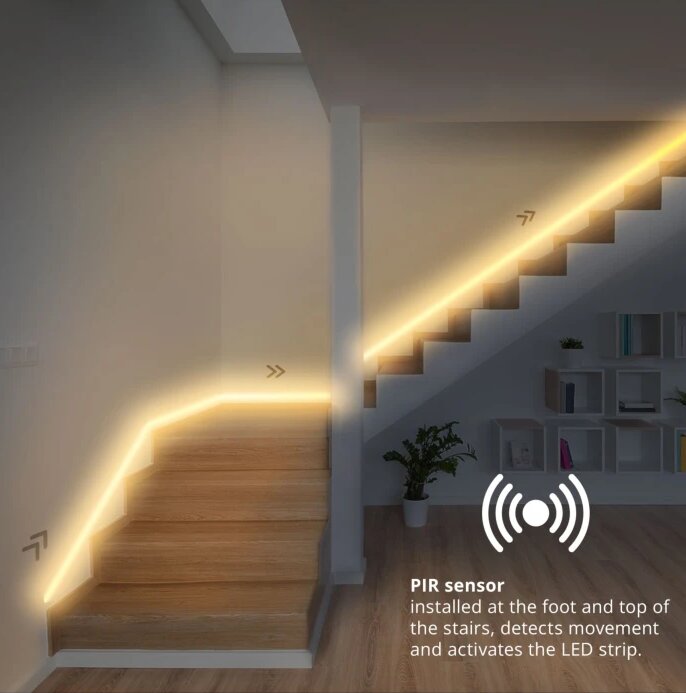 LED-belysta trappsteg med PIR-sensor som aktiverar ljusslingan. LED-remsan ger ett varmt ljus längs räcke och trappsteg. Text som beskriver PIR-sensorn finns i bilden.