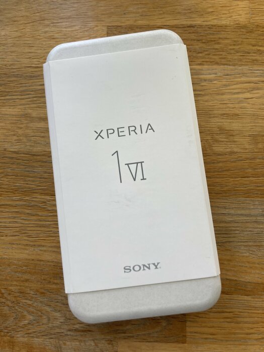 Kartong till Sony Xperia 1 VI på ett träbord.