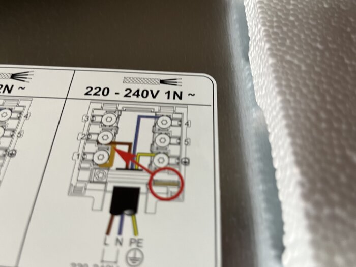 Elkablage instruktion med kopplingsschema för 220-240V 1-fas. Symboler och färgmarkerade linjer visar hur ledningar ska anslutas.