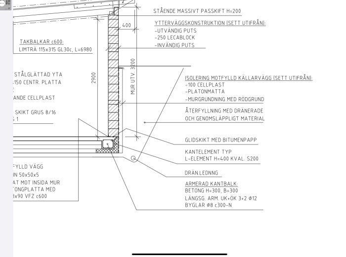 Teknisk ritning av garage i sutteräng med detaljer om ytterväggskonstruktion, isolering, glidskikt, kantbalk och dräneringsledning.