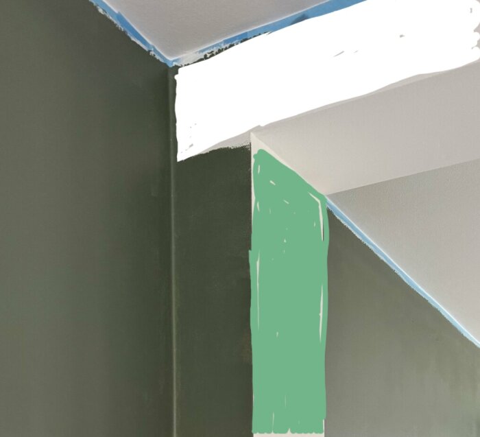 Hörn av ett rum med ojämna målningslinjer på väggarna och taket, delvis målade i grönt, grått och vitt med skyddstejp längs kanterna.
