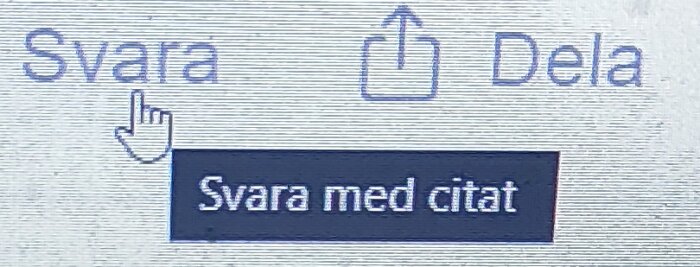 Knapp för att svara på inlägg, fingerikonen bredvid, meny som visas med alternativet "Svara med citat" och en knapp för att dela, alla på en forumwebbplats.