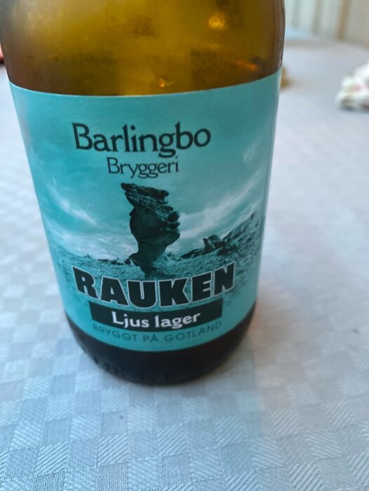 Flaska med öl från Barlingbo Bryggeri, etikett med texten "RAUKEN ljus lager, bryggt på Gotland".