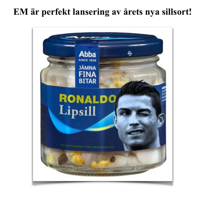 Glasburk med etiketten "Ronaldo Lipsill" från Abba, med en bild på en man som blinkar. Texten ovanför burken säger "EM är perfekt lansering av årets nya sillsort!