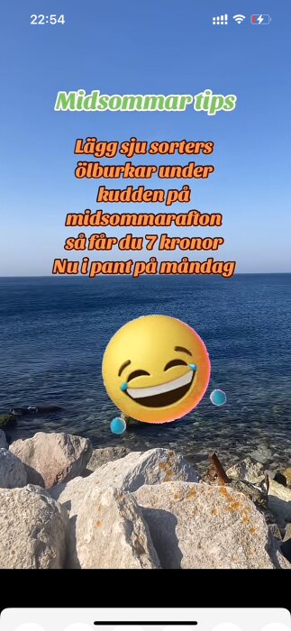 Tips om att lägga ölburkar under kudden på midsommarafton visas med text över en strandbild med vatten och ett stort skrattande emoji.