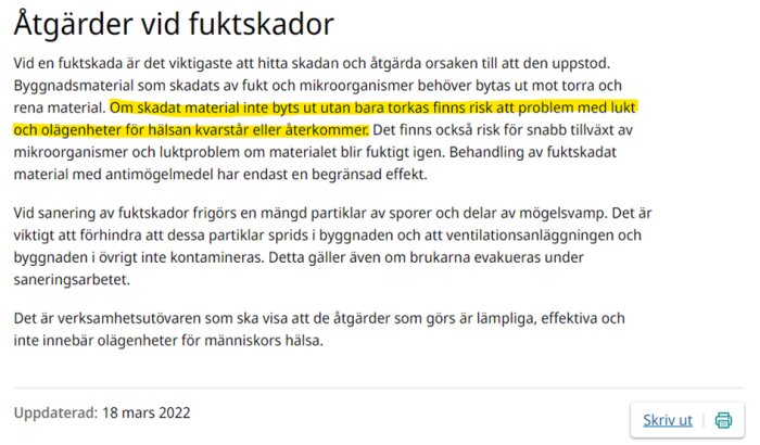 Åtgärder vid fuktskador som beskriver vikten av att byta ut skadat material. Texten är markerad för att betona problem med lukt och hälsoeffekter.