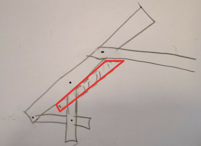 Handritad skiss som visar takstolar på ett timmerhus, med en sektion markerad i rött för att illustrera potentiell förstärkning.
