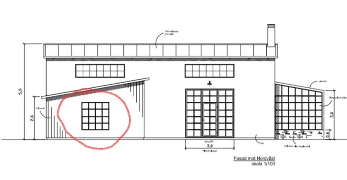 Byggnadsritning som visar en fasad med fönsterdetaljer, inkl. fast fönster med snedsågade fönsterbrädor ovan och under, samt stående panelbeskrivningar.