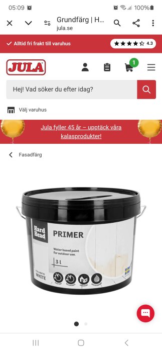 Bild på en svart och vit burk grundfärg från Jula med texten "Hard Head PRIMER" och "Water based paint for outdoor use." Volym: 3 liter, färgen är matt vit.