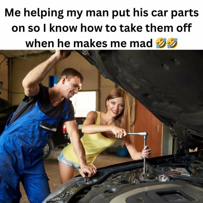 En man och en kvinna arbetar på en bilmotor där mannen hjälper kvinnan att använda en skiftnyckel. Text på bilden gör ett skämt om att hon lär sig ta bort bildelar.