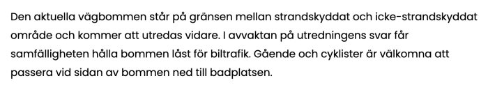 Text om vägspärr nära badplats på gränsen mellan strandskyddat och icke-strandskyddat område som utreds vidare, låst för biltrafik men öppen för gångare och cyklister.