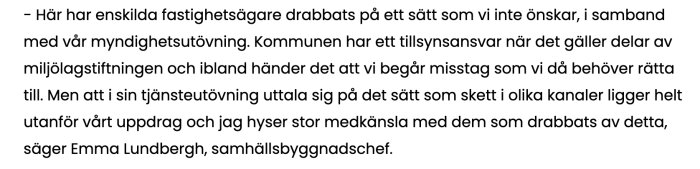 Citat på Knivsta kommuns hemsida med ett uttalande från samhällsbyggnadschefen Emma Lundbergh om felaktig myndighetsutövning och medkänsla för drabbade fastighetsägare.