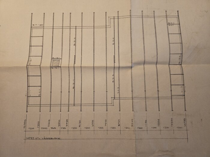 En ritning av en husgrund med måttangivelser och positioner för väggar och takstolar i ett enplanshus med källare, byggt av Faluhus 1976.