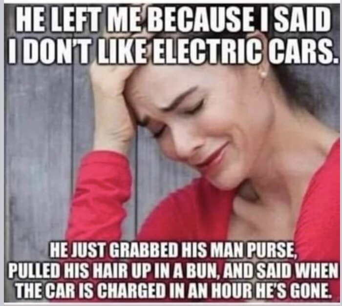 En kvinna i röd tröja håller sig för huvudet och ser ledsen ut. Text överst på bilden säger "HE LEFT ME BECAUSE I SAID I DON'T LIKE ELECTRIC CARS.