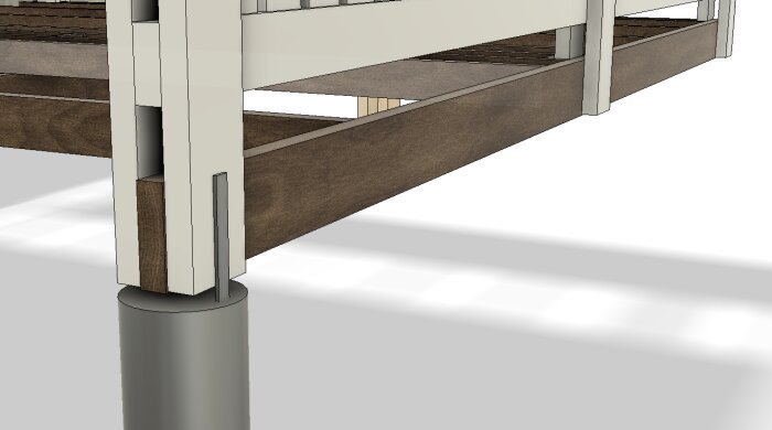 Ritning som visar en konstruktion med bärlina, stolpskor och gjutrör. Plintjärnen illustrationeras på insidan av bärlinan monterad på betongröret.