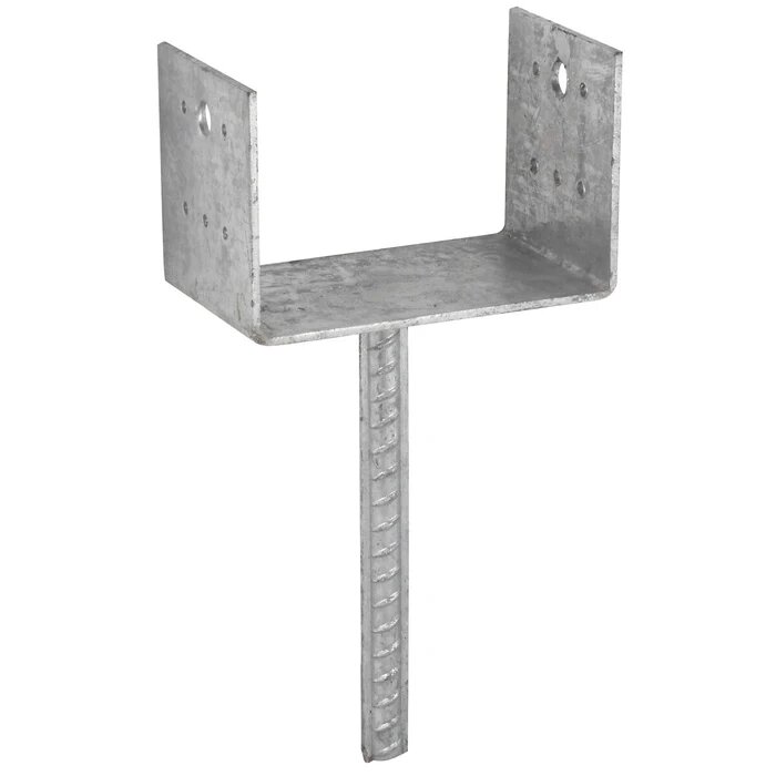 Galvaniserad stolpsko med en metallplatta och två parallella sidor, samt ett vertikalt armeringsjärn, används för att fästa stolpar i gjutrör.
