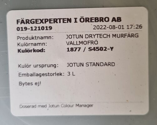 Etikett på en färghink från Färgexperten i Örebro AB, med information om produktnamn, kulörnamn Vallmofrö, kulörkod 1877/S4502-Y och emballagestorlek 3L.