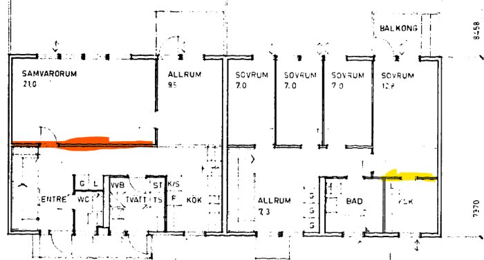 Gammal ritning över hus från 1974 med markerade väggar: gul vägg (10-12 cm tjock) i sovrum, röd vägg (15-20 cm tjock) i samvarorum.