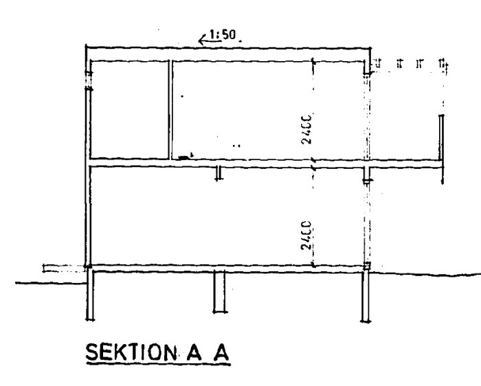 Byggnadsritning från 1974 med sektionsvy A-A som visar två våningar och väggars placering, varav vissa eventuellt bärande och icke-bärande enligt angiven text.