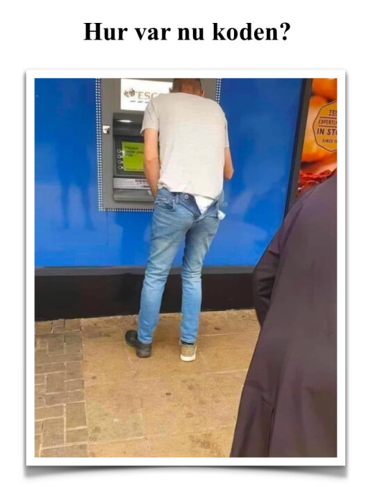 Person i grå t-shirt och blå jeans står med ryggen mot kameran vid en bankomat, med texten "Hur var nu koden?" ovanför.