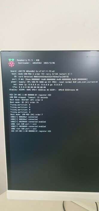 Skärm med uppstartsmeldelande för Raspberry Pi 5, där ett fel med SD-kortet noteras. Texter och diagnostikinformation visas.