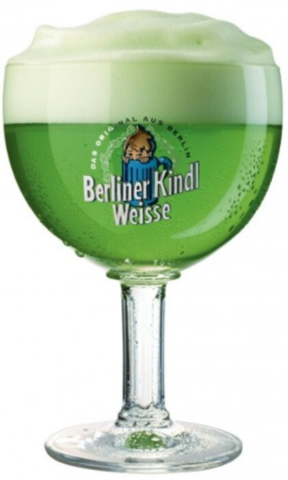 Grönt öl med skum i ett glas märkt "Berliner Kindl Weisse".