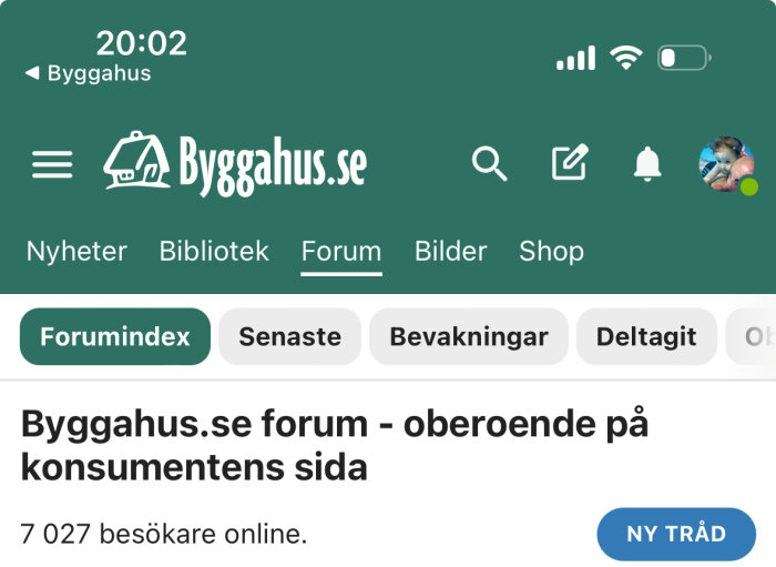 Skärmdump av Byggahus.se forum som visas i Safari på en mobiltelefon. Det visar forumrubriken, menyknappar och att 7 027 besökare är online.