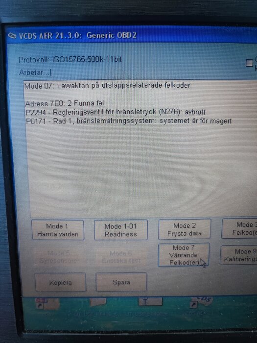 Skärmavbild av ett diagnostikverktyg för en Volkswagen Passat som visar felkoder P2294 och P0171.