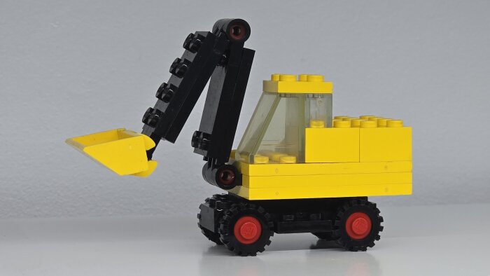 Lego grävmaskin, gul med svart arm och röda hjul, återfunnen efter 50 år.