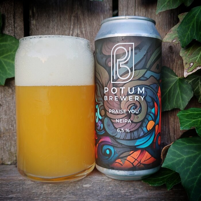 En burk Potum Brewery Praise You NEIPA 6,5 % bredvid ett glas med skummande ljus öl, fotograferat utomhus med gröna blad i bakgrunden.