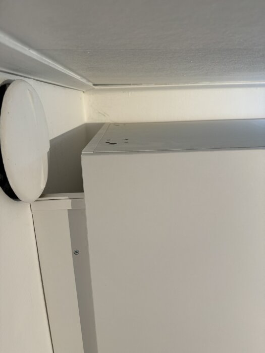 Vit garderob i källare med luftspalt ovanför. Rör täcks av skiva. Ventilation diskuteras för att förebygga problem.
