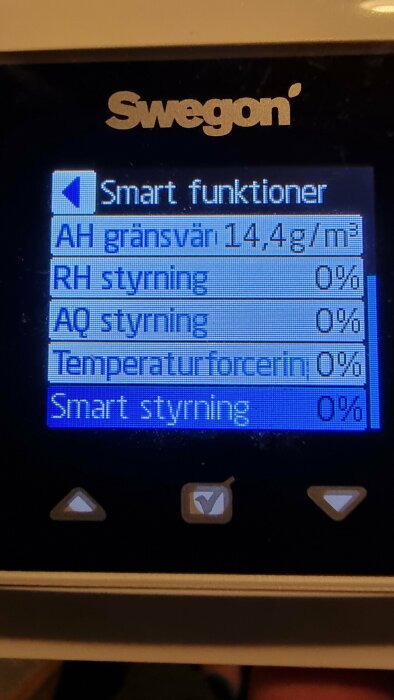 Display på ett Swegon-system som visar "Smart funktioner" där alla styrningar (AH, RH, AQ, Temperaturforcerin, Smart styrning) är på 0%.