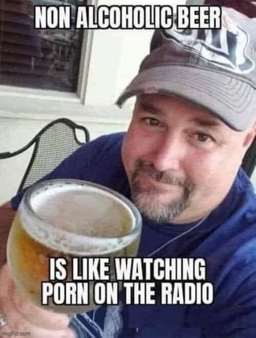 En man i keps håller ett glas öl. Text på bilden lyder: "Non alcoholic beer is like watching porn on the radio.