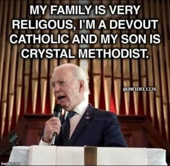 En man håller ett tal i en kyrka, med texten "MY FAMILY IS VERY RELIGIOUS, I'M A DEVOUT CATHOLIC AND MY SON IS CRYSTAL METHODIST".