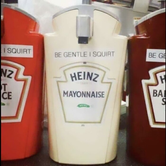 Heinz majonnässtank med texten "Be Gentle I Squirt" omgiven av Heinz-barbecuesås och Heinz-het såsstankar.