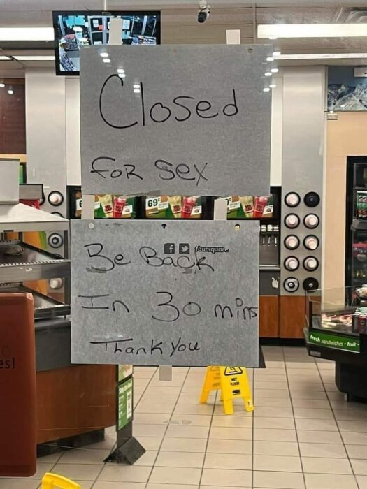 Butik med ett handskrivet skylt som säger "Closed for sex, Be back in 30 mins, Thank you".