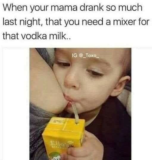 Ett barn dricker mjölk från en gul pappförpackning genom ett sugrör. Text ovanför bilden skämtar om att barnets mamma drack mycket tidigare.
